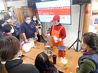 　山隴社協昨天舉辦在地傳統小吃魚丸製作研習，邀請村內好手念碧玉指導學員打魚丸配方與解說實作。（圖／文：曹重偉）