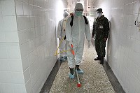 　消毒人員於各出入口等官兵會使用地方進行消毒劑噴灑作業。（圖／文：陳冠雯）