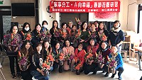 連江縣婦女會提倡家務分工與性別平權,31日抵達莒光辦理春節花藝研習。(圖/文:宋幸儒、蔡夢玲)