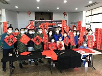 莒光鄉110年新春揮毫贈春聯活動,邀請陳紫開、龔宇豐二位書法專家現場揮毫,免費贈送春聯。(圖/文:宋幸儒)