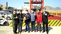 東引鄉公所、鄉民代表會致贈臺馬之星、臺馬輪全體船員春節加菜金。(圖:東引鄉公所)