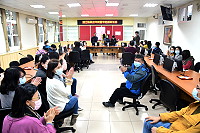 　縣府今年度尾牙雖配合防疫取消，摸彩活動也簡化，改採公開抽獎辦理，由縣長劉增應及同仁等公開抽出共37個獎項，犒賞縣府工作團隊一年來辛勞。（圖／文：曹重偉）