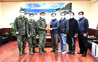 　農曆春節即將到來，配合防疫工作，連江縣政府今年春節敬軍活動簡化辦理，由縣長劉增應、議長張永江共同代表各界致贈加菜金，由指揮官章元勳代表接受。（圖／文：曹重偉）