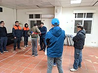 消防局組成防火災宣導團,由局長曹典鈺與介壽村高層住戶辦理防火災宣導座談會,並現場示範模擬避難逃生訓練、消防安全設備維護。(圖:連江縣消防局)