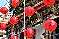 　新春到，東引南澳聚落主要街道懸掛起大紅燈籠，營造節慶歡樂氣氛。（圖／文：陳其敏）