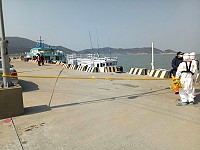 從黃岐港出發的澎湖籍漁船「金豪富3號」因船舶問題停靠福澳港區,因防疫關係,港務處提醒航商、民眾不要靠近該船。(圖:產業發展處)