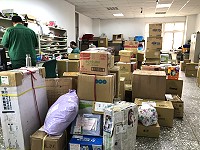 　年關近，家家戶戶忙著採購年貨，地區各地郵局近日包裹量大幅增加，好在海路交通都正常，雖然到貨量有比平常多，但不至於像去年秋天連續停航10多天造成積滯，郵務人員快馬加鞭，所有包裹都能如期送到收件人手中，讓大家都能過個好年。（圖／文：陳鵬雄）