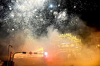 　山隴境北極玄天宮4日晚間舉辦今年新春圓堂點燈祈福儀式，由會長林惠萍、副會長陳寶利及多位理監事共同按下電擎，廟宇大放光明，絢爛煙火升空，氣氛熱鬧。（圖／文：曹重偉）