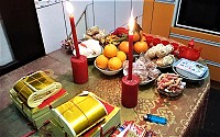 馬祖許多家庭仍沿襲著祭灶的節慶風俗。(圖:陳其平)