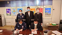 　連江縣政府、立榮航空公司4日簽署旺季馬祖增班及鄉親保留位機制共識書，由縣長劉增應、立榮董事長林志忠（前排右）簽署，見證人為立委陳雪生、民航局長林國顯（後排右）、議長張永江。（圖：連江縣政府）