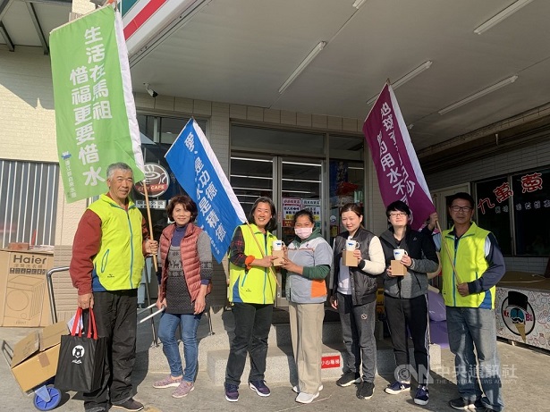 馬祖唯一無海水淡化廠的東莒目前仍為枯水期,為預防缺水情況,自來水廠5日到各家戶宣導,希望民眾節約用水。中央社記者邱筠攝 110年2月5日