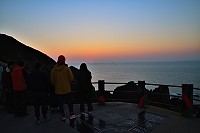 站在西引島「國之北疆」觀景台,不但可以臨海眺望最北的北固礁與宛如十八羅漢般雄立的地景外,亦是觀賞夕陽的絕佳位置。