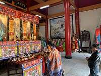　為感謝諸神過去一年對信眾保佑，福澳境華光大帝廟5日循古禮舉行歲末酬神謝燈儀式。（圖／文：馮紹夫）