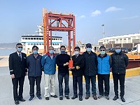　副縣長王忠銘5日上午代表縣長、議長致贈臺馬之星春節加菜金。（圖／文：馮紹夫）