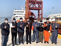 　副縣長王忠銘代表縣長劉增應、議長張永江致贈臺馬輪全體船員春節加菜金，船長劉喜鴻代表接受。（圖／文：馮紹夫）