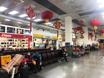 南竿機場7日上午8時30分在第1班正常起降後,未如預期候補人潮,大廳反而顯得冷清。(圖:馬祖日報)