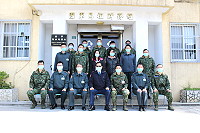 陳局長慰勉馬祖地區財務組,並合影留念。(圖/文:李進參)