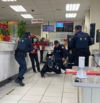 南竿警察所與臺灣銀行馬祖分行聯合執行金融機構防搶演練,模擬失業2壯漢搶銀行,員警荷槍實彈攻堅,過程緊湊逼真。(圖:連江縣警察局南竿警察所)
