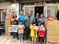 　家扶中心扶幼委員會捐贈年菜給地區扶助家庭，讓家庭開心過好年。（圖：馬祖家扶中心）