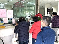 換新鈔了沒?因應民間習俗,臺銀、郵局都是農曆春節前兌換新鈔據點,馬祖分行還贈送紅包袋及春聯;昨天上午湧現領錢及換鈔人潮,福澳郵局ATM現鈔上午10時即被領光;兌換時間只到今天下班為止,提醒民眾把握時間。(圖/文:曹重偉)
