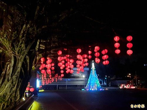 澎湖縣政府廣場張燈結綵,迎接農曆春節假期。(記者劉禹慶攝)