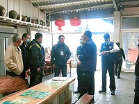 縣府與紅十字會馬祖支會寒冬送暖,共同拜訪無法返鄉的8名「金輝輪」船員,紅會致贈外套等保暖衣物,縣府也提供地區蔬菜、肉類等食材一批,發揮政府及民間共表關懷慰問之意。(圖:紅十字會馬祖支會)