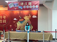 連江縣交旅局、離島立委聯合在松山機場設置鄉親服務處,提供飲水、餐盒以及交通諮詢服務。(圖:交通旅遊局)