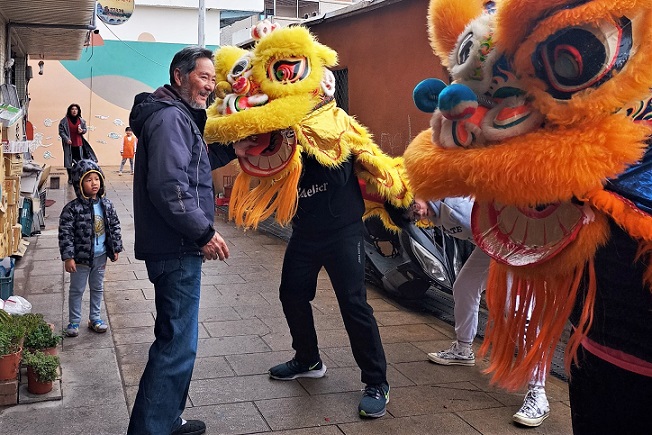 東引國中小獅隊大年初一穿梭大街小巷向鄉親拜年,獻上新春祝福,(圖:陳邑瑄)
