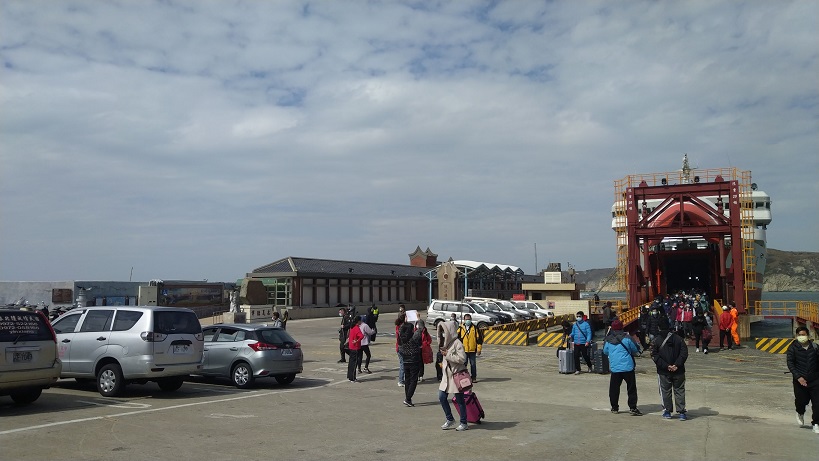 大年初二,南竿至東引短程航班臺馬輪搭載旅客113人到東引。(圖:東引鄉公所)