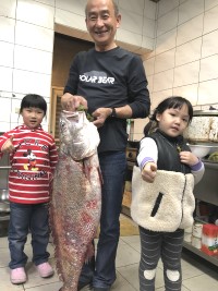 　橋仔漁民黃鵬武14日（大年初三）在大坵水道捕獲27斤大鮸魚，體長比小孩子還高。（圖／文：陳鵬雄）