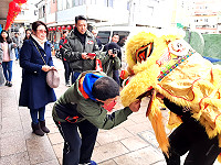 東引國中小「小獅隊」大年初一穿梭大街小巷向鄉親拜年,為新的一年帶來祝福與歡喜氣氛。(圖:陳邑瑄)