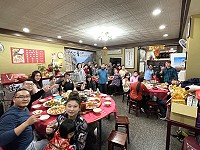 大家族子女闔府團聚圍爐年夜飯。(圖:馬祖日報)