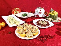 衛福局連江縣社區營養推廣中心新春製作在地食材入年菜6道料理影片上桌,上傳youtube張貼臉書、網站,推廣社區健康年菜及行銷馬祖旅遊餐飲文化。(圖:連江縣衛福局)