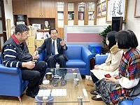 議長張永江至立委辦公室賀年,同時關心馬祖區處暨珠山電廠人力現況,台電公司人資處主管、公關室與立委協商用人彈性調度。(圖:立委陳雪生辦公室)