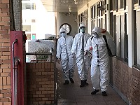 　馬防部國軍弟兄17日於介壽國中小執行消毒工作，政戰主任唐明德也到場關心官兵執行情形。（圖／文：吳嘉榮）
