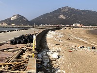 　年假期間塘后沙灘累積大量海漂垃圾，上班第1天清潔人力投入展開淨灘。（圖／文：陳鵬雄）