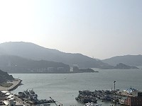 春節假期結束第一天就灰濛濛,環資局表示,17日發布空品橘色提醒,敏感族群應減少在戶外劇烈活動,外出前多注意空氣品質現況及隨身攜帶口罩。(圖/文:曹重偉)