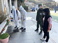 開學在即,東指部化學部隊、北高守備大隊、莒光守備大隊19日協助學校全面消毒,給學生一個安心的學習環境。(圖:東引國中小、陳鵬雄、宋幸儒)