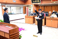 　陳貽斌遞補當選連江縣第7屆第3選區議員宣誓就職典禮，由連江地院院長王邁揚擔任監誓人，依法定程序完成宣誓。（圖／文：曹重偉）