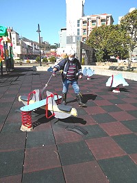南竿鄉公所執行南竿鄉校園周邊環境、兒童遊憩區、涼亭等公共區域預防性消毒工作,確保社區環境安全。(圖:南竿鄉公所)