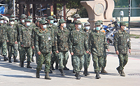 參謀長陪同訓員步行前往營舍報到。(圖/文:賴閩蝶)