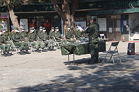 　主任提醒役男恪遵軍紀營規平安退伍。（圖／文：賴閩蝶）