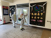 官兵實施校園消毒作業。(圖/文:潘仕霖)