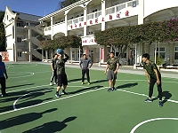 莒光混砲連於敬恆國民小學由連長(持球者)帶領弟兄一起三打三鬥牛。