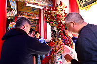東引鄉慶元宵迎神活動即將盛大登場,保長公、七爺八爺、馬奴等神偶進行著裝、開眼,為一年一度的遶境與擺暝廟會活動做好準備。(圖/文:陳其敏)