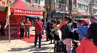 山隴境白馬尊王廟筊杯求開運發財鎮宅平安金活動,民眾試手氣求神明保佑。(圖/文:馮紹夫)