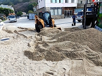 海沙倒灌,環資局17日環境整體巡查,發現津沙村澳口廣場上堆積大量海沙,會同公所人力機具前往清理,還原乾淨村容。(圖:連江縣環境資源局)