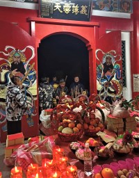 東引鄉關帝廟「十三暝」,信眾陸續前往上香,祈求平安。(圖/文:陳其敏)