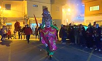 東莒熾坪境十三暝遶境遊行24日晚間火熱登場,鞭炮聲響徹雲霄,家戶擺放香案焚香膜拜。(圖/文:蔡夢玲)