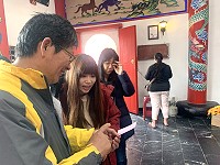 　正月十四橋仔境各宮廟宗教體驗，今年人潮不如往年，但廟方依然熱心幫民眾解惑。（圖／文：馮紹夫）